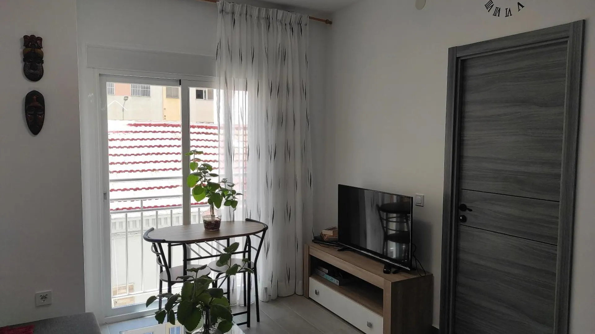 Con Terraza Y Muy Cerca De La Playa,Centro Y Estacion De Tren location