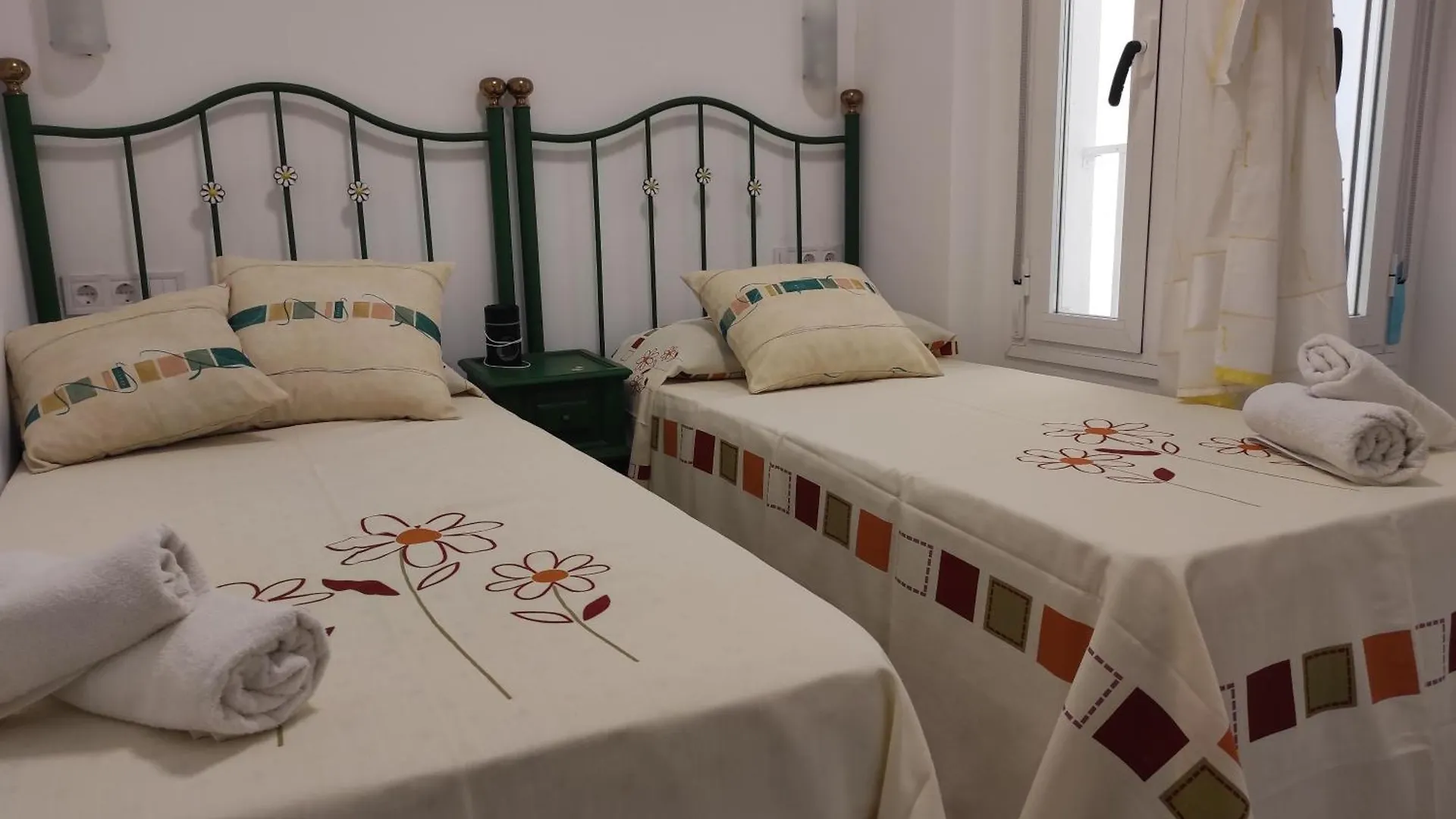 Villa Con Terraza Y Muy Cerca De La Playa,Centro Y Estacion De Tren Málaga Сasa de vacaciones